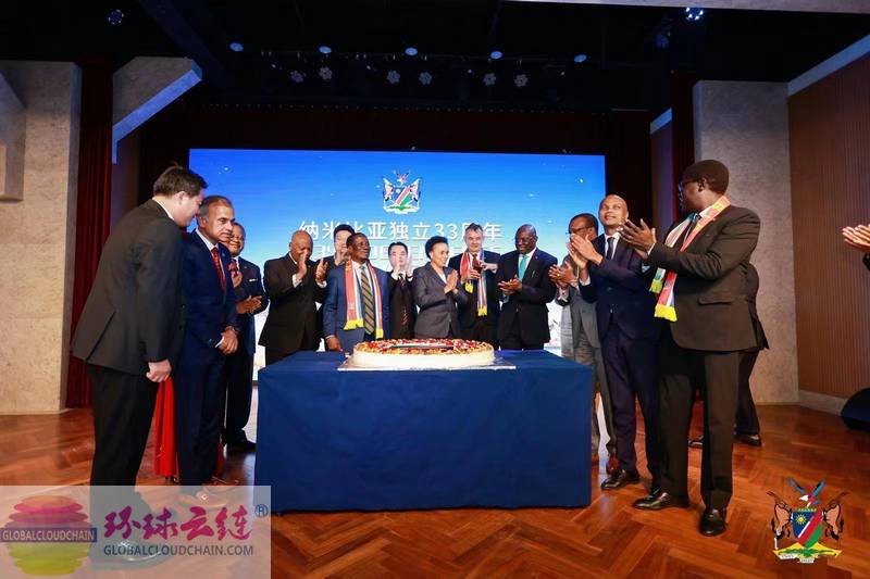 1納米比亞駐華大使伊萊亞·喬治·凱亞莫閣下與各國駐華大使、公使分享納米比亞獨立33周年國慶日紀(jì)念蛋糕,分享勝利日的喜悅與榮光!.jpg